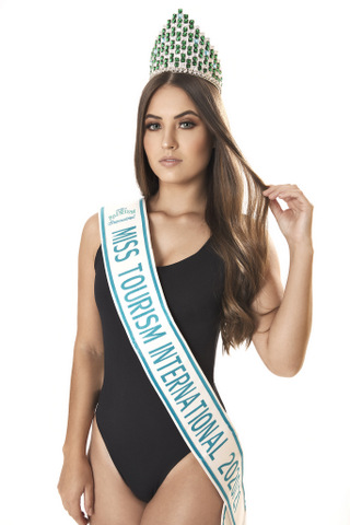 Paranaense eleita Miss Turismo Internacional recebe coroa inspirada nas Cataratas do Iguaçu