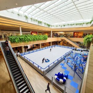 Neve em Curitiba? Jockey Plaza Shopping recebe a maior pista de patinação no gelo da cidade