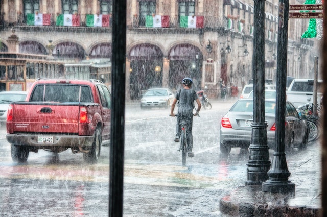 Chuvas de verão demandam atenção dos motoristas   para evitar prejuízos 