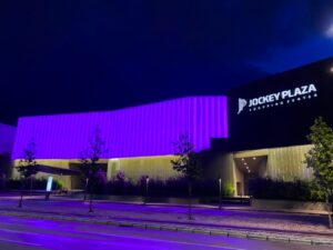 Purple Day: Jockey Plaza Shopping colore sua fachada de roxo