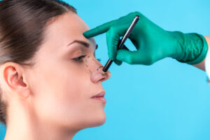Como funciona o procedimento para aumentar o nariz, o que pode dar um aspecto mais marcante ao rosto