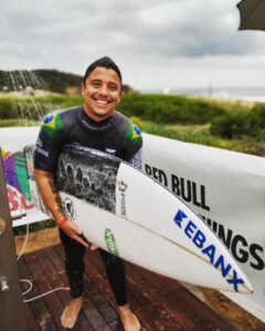 Atleta paranaense Peterson Crisanto evolui para mais uma etapa do Circuito Mundial de Surf