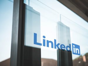 Dados de 500 milhões de usuários do LinkedIn são oferecidos em fóruns de hacking