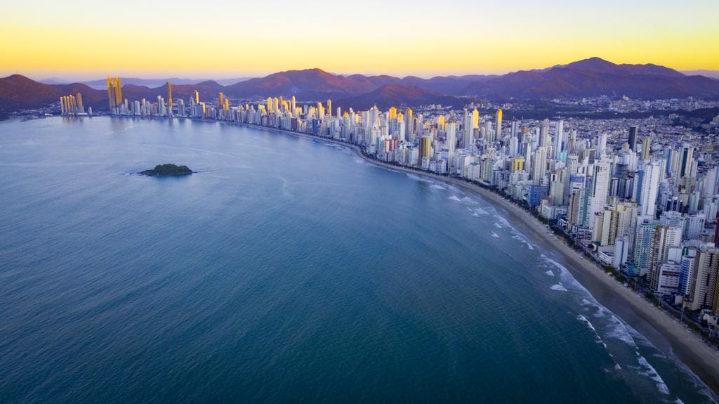  Investimento em saneamento transforma praias de Balneário Camboriú