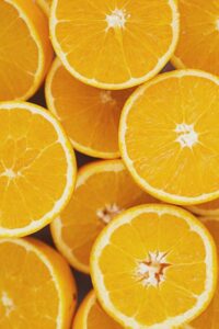 Comer duas laranjas por dia aumenta em 63% risco de câncer de pele melanoma, diz estudo