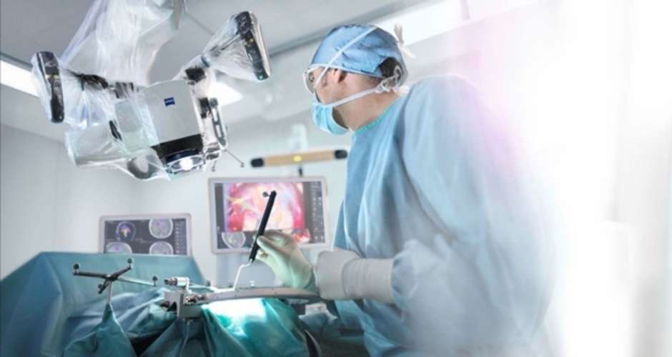 Paciente com tumor vertebral é a primeira na América Latina a ser operada, em Curitiba, com a união de três equipamentos inovadores