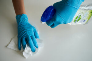 Casa limpa, moradores saudáveis: 4 dicas de como minimizar os riscos à saúde na hora da limpeza 