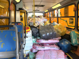 Ônibus solidário desembarca mais de 40 mil itens de doação para ONG de Curitiba