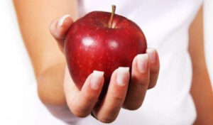 Comer duas maçãs inteiras por dia reduz o risco de desenvolver diabetes em 36%, diz estudo