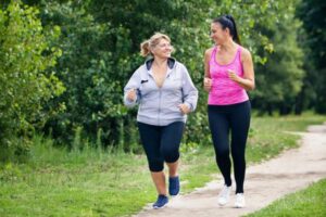 Esporte coletivo melhora pressão arterial e função vascular em mulheres na pós-menopausa, diz estudo