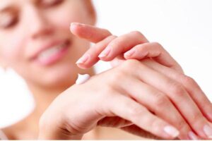 Dermatite, secura e irritação das mãos cresce na pandemia com abuso de higiene e álcool, diz estudo