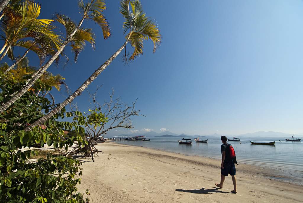 Ilha do litoral paranaense vacina 100% da população e recebe turistas