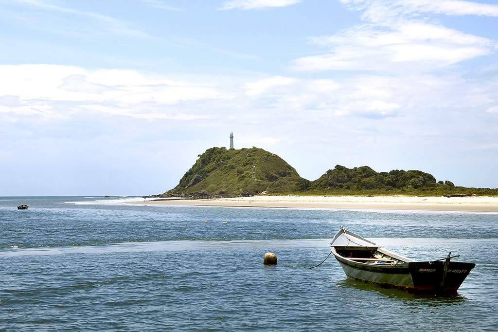 Ilha do litoral paranaense vacina 100% da população e recebe turistas