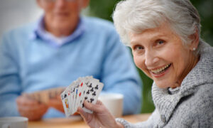Jogar cartas, ler e escrever mantêm cérebro ativo e pode atrasar Alzheimer em 5 anos, diz estudo
