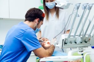 Cirurgião dentista explica como a ansiedade, a tensão e o estresse podem levar a problemas odontológicos, prejudicando a qualidade de vida