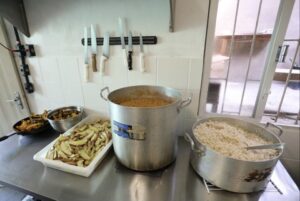 Projeto Comida Que Faz Bem leva refeições saudáveis a pessoas em vulnerabilidade alimentar em Curitiba