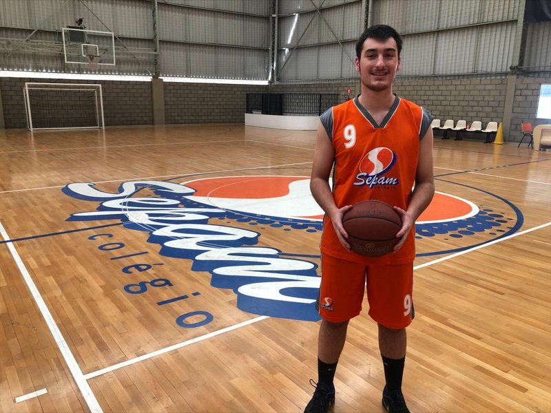 Atleta de Ponta Grossa é convidado para estudar e jogar basquete nos Estados Unidos 