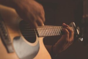 4 atividades de musicoterapia para praticar em casa