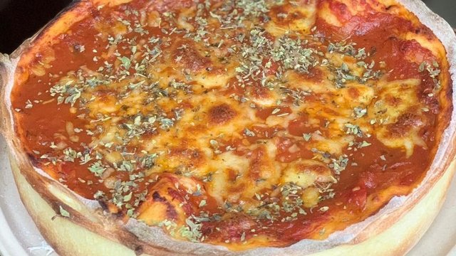 Pizzaria especializada em pizzas estufadas inaugura em Curitiba