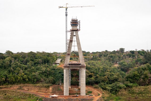 Com 190 metros de altura, torre brasileira da Ponte da Integração está concluída. Obras atingem 71,5%