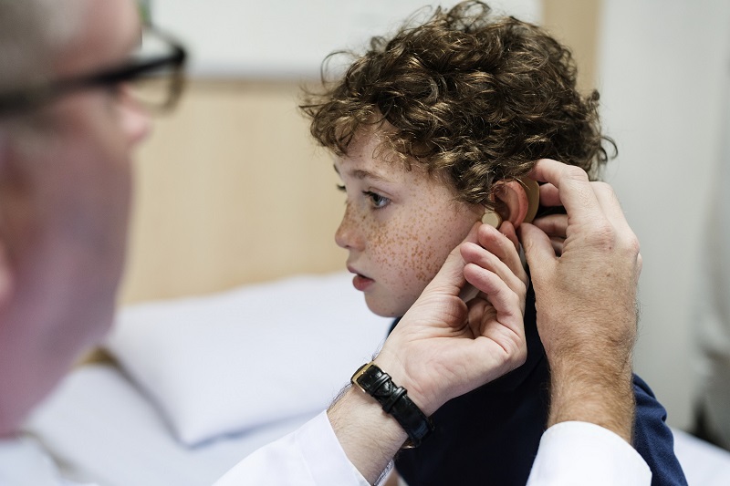 Se não tratada, perda auditiva em crianças gera atraso no desenvolvimento