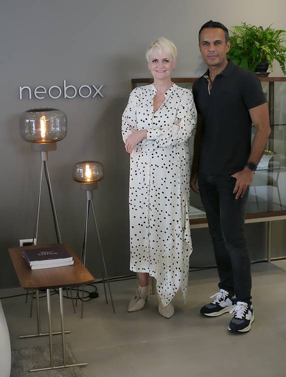 Eviete Dacol e Danilo Lopes no showroom exclusivo da Neobox | Foto: Marcelo Elias