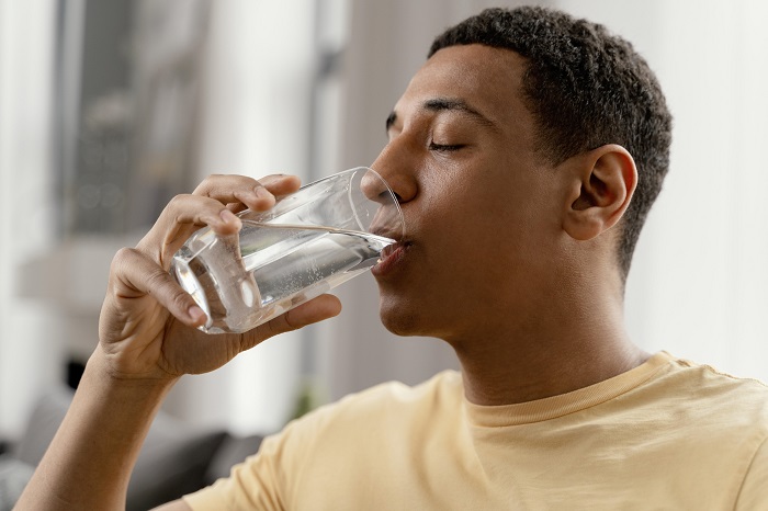Consumir bastante água faz bem, mas excesso pode indicar problemas físicos e mentais