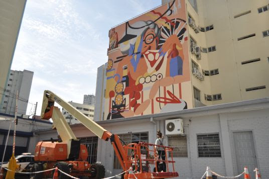 Centro de Curitiba fica mais colorido com murais de artistas mulheres, pintados com tintas Suvinil