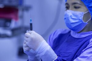 Professor de biomedicina do UniCuritiba explica a importância da imunização no enfrentamento à pandemia