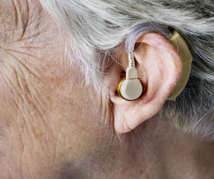 Comprar aparelhos auditivos pela Internet é perigoso para o bolso e para a saúde