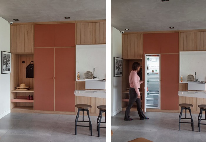 No mesmo projeto de Bruno Moraes, as portas de giro foram utilizadas para esconder a geladeira | Fotos: Luis Gomes