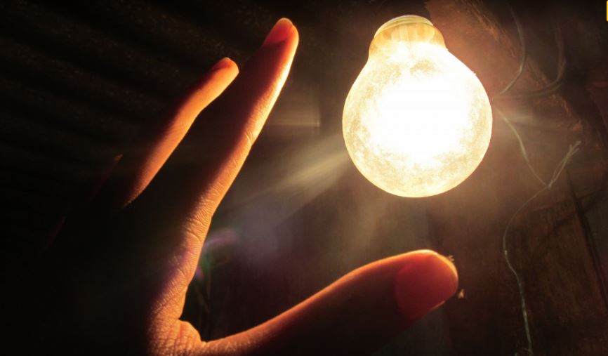 1,25 milhão de paranaenses alcançam meta de economia de energia e recebem bônus na conta de luz 