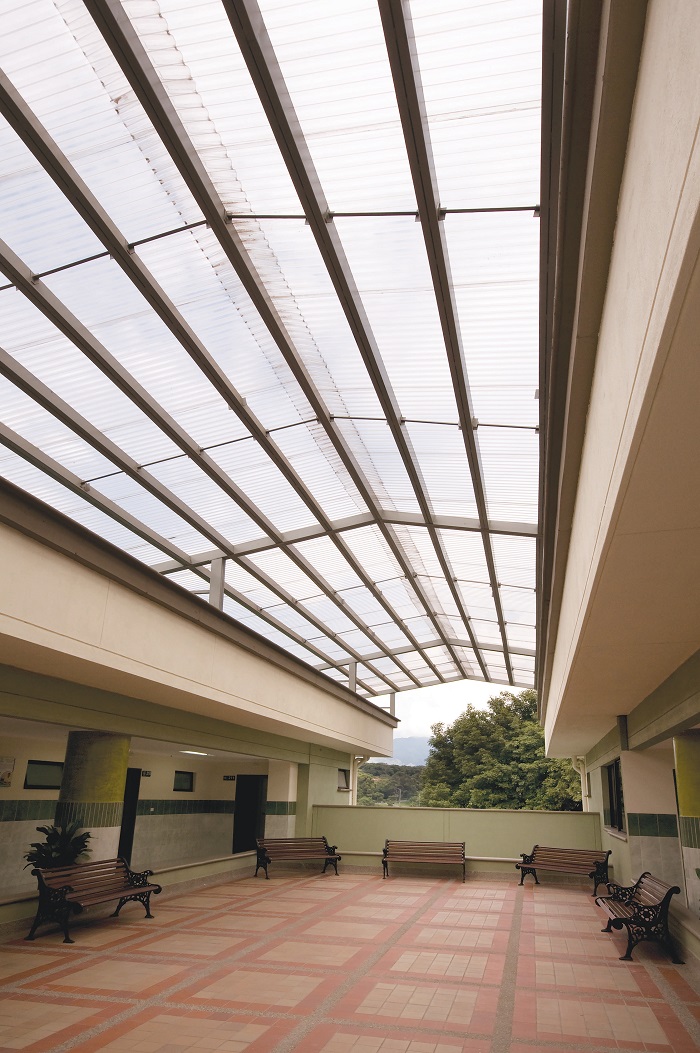 Solução para as chuvas fortes, telhas de policarbonato são 250 vezes mais resistentes que as de vidro