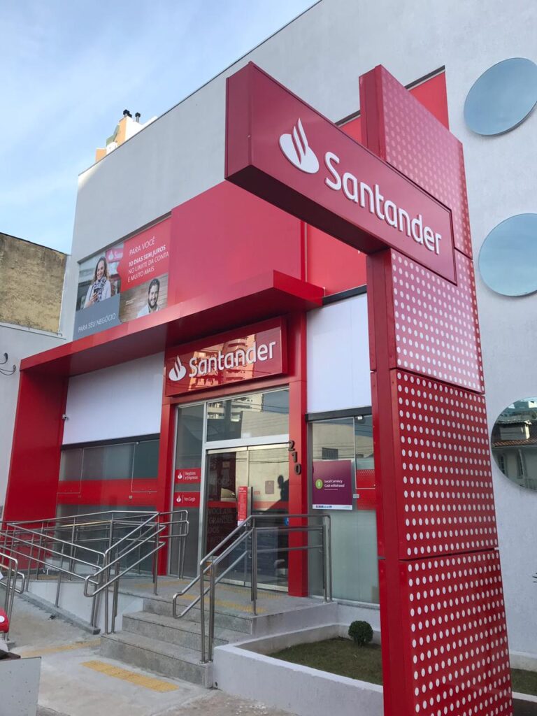 Santander amplia horário das agências para atender clientes com atraso