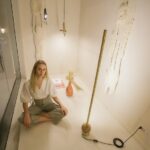 Ner Conceito inaugura galeria de iluminação em Curitiba com mesas redondas com Mariana Amaral