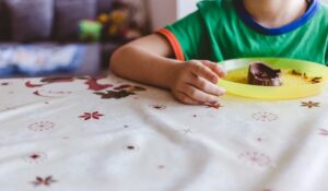 Consumo de chocolate deve ser limitado, mas não proibido. Professor de nutrição do UniCuritiba dá dicas para pais preocupados com a saúde dos filhos