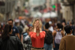 Professora de Psicologia do UniCuritiba explica o que é a pistantrofobia e como o medo de confiar nas pessoas pode arruinar a convivência social