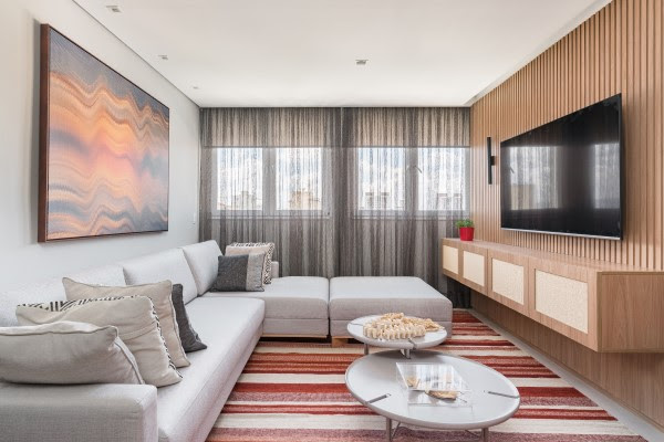 Arquiteta avalia o que deve ser considerado para escolher as mesas de centro e lateral na composição da sala de estar