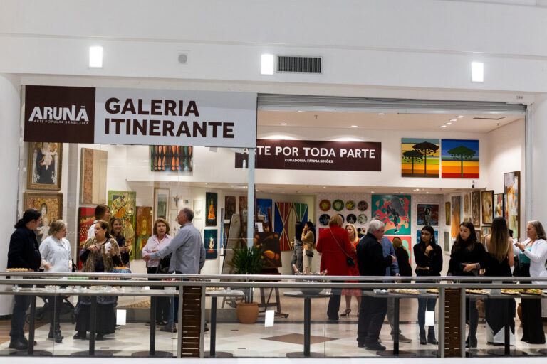 Galeria Itinerante Arunã inaugura no Shopping Crystal e recebe participantes da 1ª Mostra Curitiba Arquitetura e Design