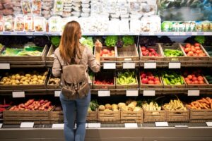 Com a alimentação pesando no bolso, nutricionista dá dicas para fazer substituições saudáveis e mais baratas sem prejuízos à saúde