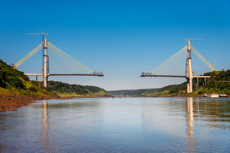 Faltam apenas cem metros para união do vão central da Ponte da Integração Brasil-Paraguai