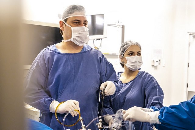 Dr. José Alfredo Sadowski em cirurgia │ Foto: André Kasczeszen / Comunicore