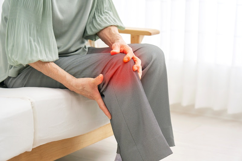 Queda na temperatura pode intensificar dores no joelho e quadril em pessoas com artrose