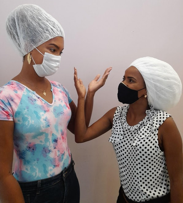 Projeto Realeza oferece toucas para cabelos crespos, cacheados e com tranças na Bahia e Paraná