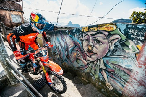 De parapente acrobático e moto enduro, atletas realizam delivery inusitado no Rio de Janeiro