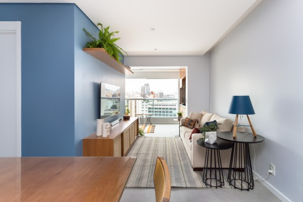 Cores, integração, aproveitamento dos materiais e soluções inteligentes marcam reforma de apartamento para um novo momento de vida
