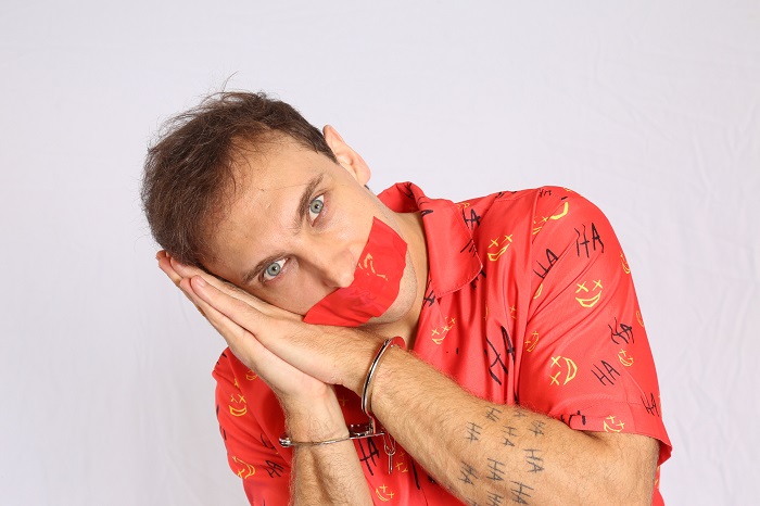 Léo Lins abre sessão extra em Curitiba para gravação do show de humor ‘Perturbador’