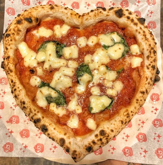 Pizzas e vinho para o Dia dos Namorados na Mathilda