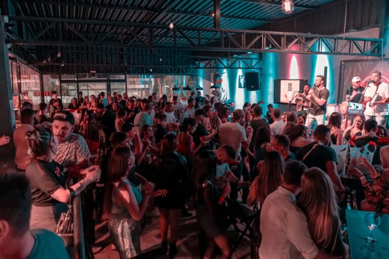 Bar de Curitiba promove Festa dos Solteiros com Open de Churrasco e Chope neste domingo