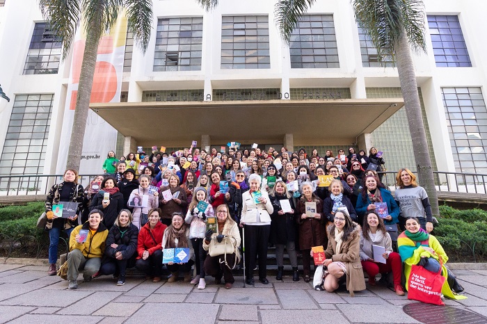 101 escritoras mulheres participam de fotografia inédita em Curitiba